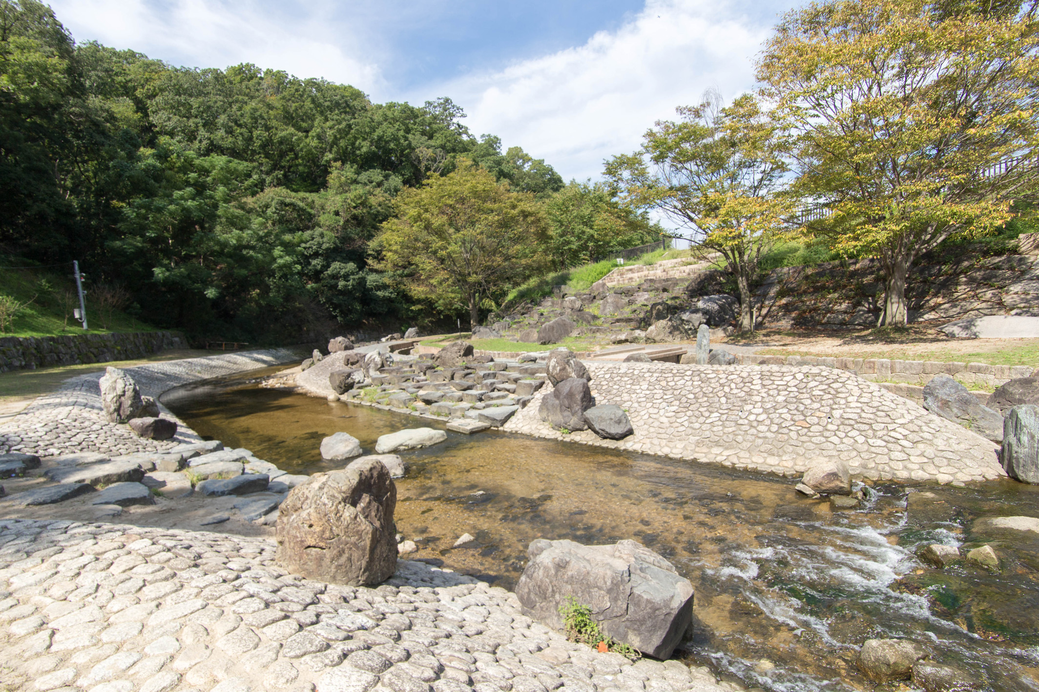 私市水辺プラザへ徒歩8分（約600m）、夏場はお子様と一緒に気軽に水遊びが出来ます。